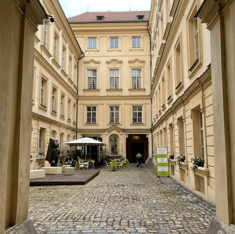 Colloredo-Mansfeldský palác